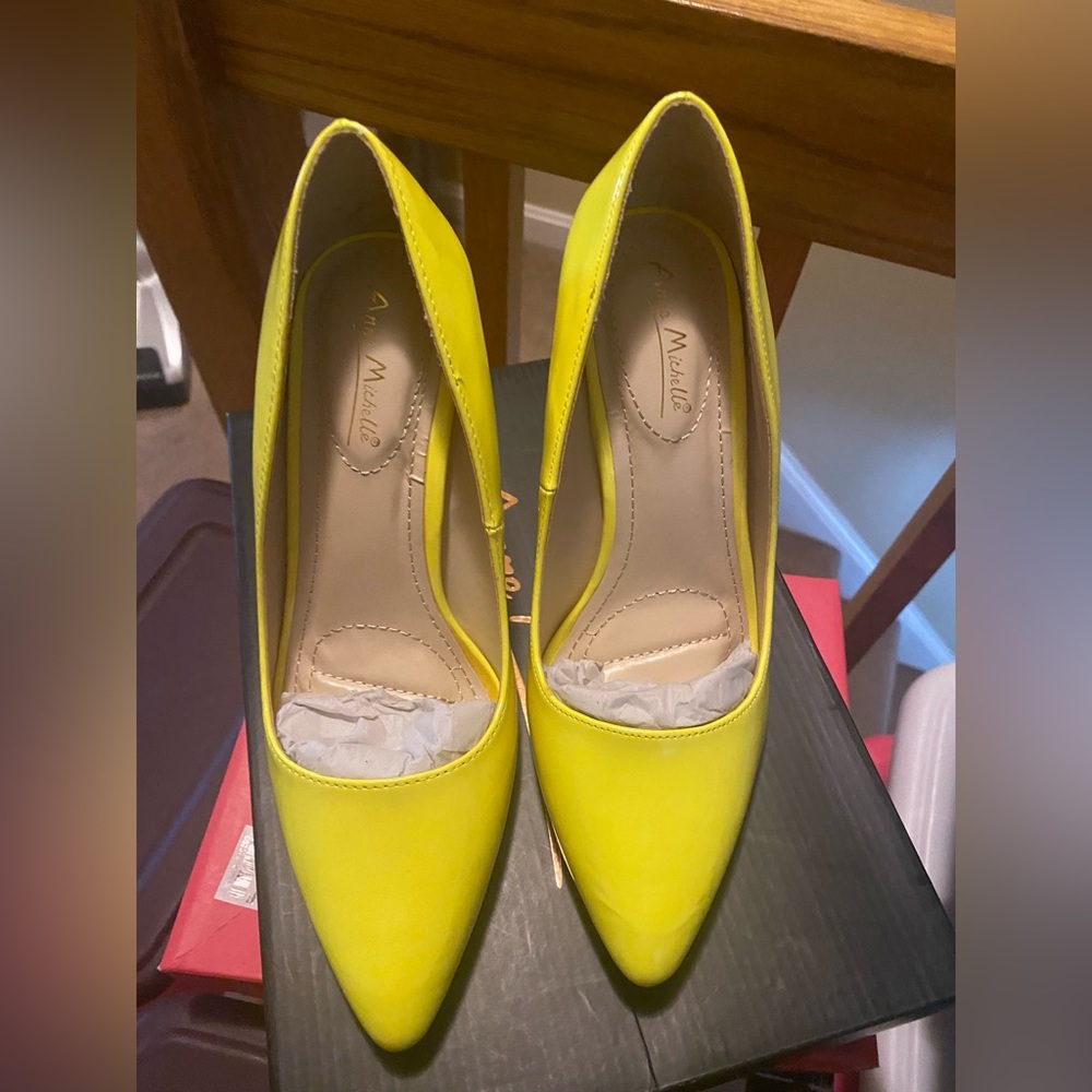 Anne Michelle Yellow Patent leather pumps. NWT size 7 1/2.